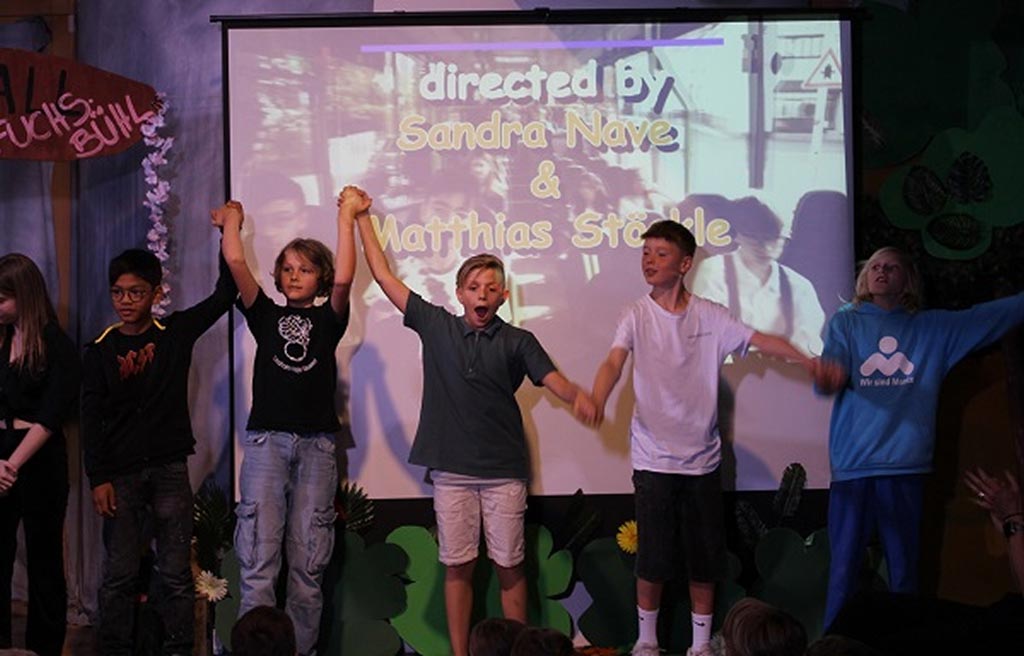 Kinder der Theaterklasse beim Verbeugen am Ende einer Vorführung