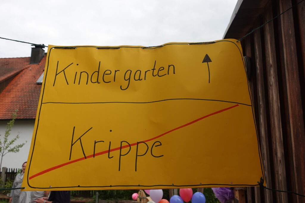Schild: Von der Krippe in den Kindergarten