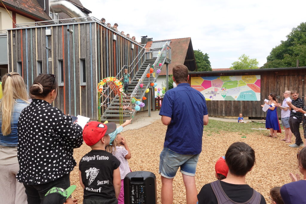 Wartende Menschen im Kinderhausgarten