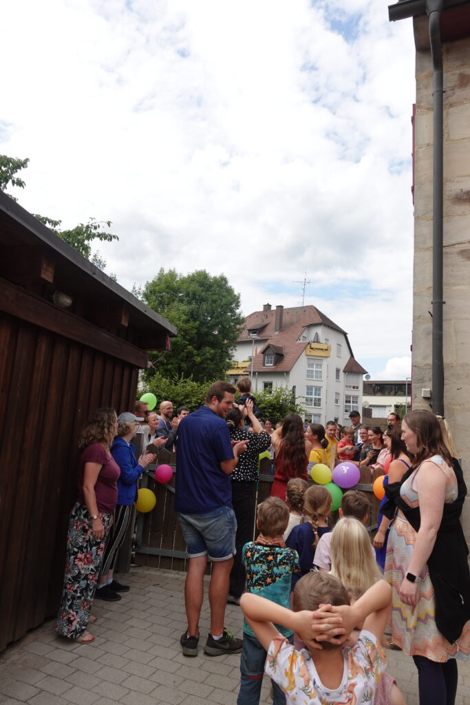 Menschen vor Tor zum Montessori Kinderhaus