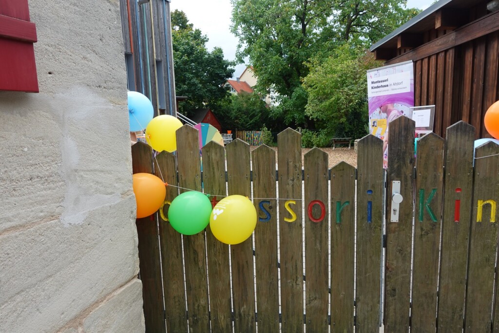 Kinderhaustor mit Luftballons geschmückt