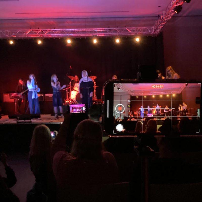 Mittelschüler*innen auf der Bühne beim Bandfestival