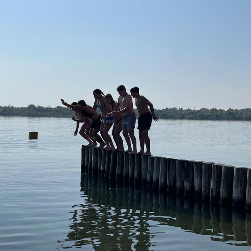 Jugendliche beim Baden bei Klassenfahrt